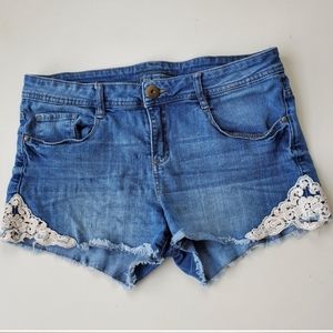 Short jean shorts with lace trim at thighs